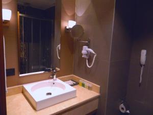 A bathroom at The Green Park Kartepe