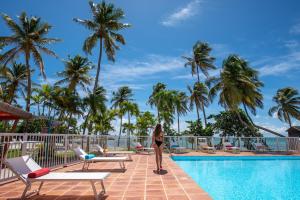 Bazén v ubytování Hotel Arawak Beach Resort nebo v jeho okolí