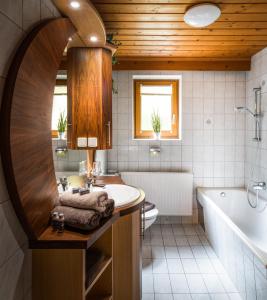 Ένα μπάνιο στο Ferienhaus Sonnenhang