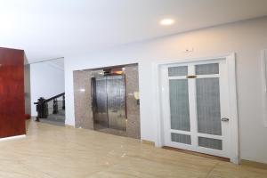 un couloir avec une porte en verre et un escalier dans l'établissement Nha Trang Pearl Hotel, à Nha Trang