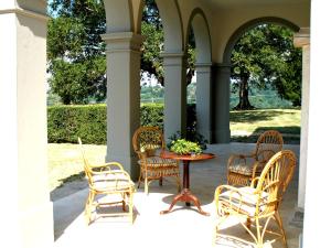 un grupo de sillas y una mesa en un patio en Villa Martina, en Molezzano