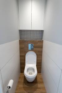 een kleine badkamer met een toilet in een stal bij Studzienna in Wrocław
