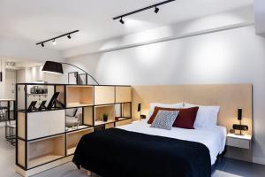 um quarto com uma cama grande num quarto em Ermou str. Elegant Apartments by UPSTREET em Atenas