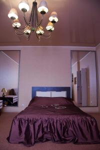 ウファにある2-комнатная в Центре со шлакбаумомのベッドルーム(大型ベッド1台、大きな鏡付)