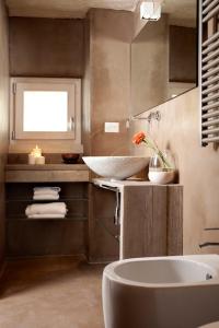 a bathroom with a sink and a bath tub at Mantatelurè in Lecce