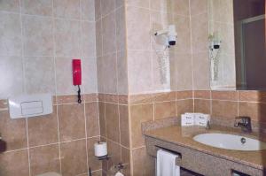 A bathroom at The Green Park Kartepe