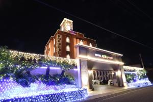 un hotel con luces de Navidad frente a un edificio en AURA Resort Nara (Adult Only), en Nara