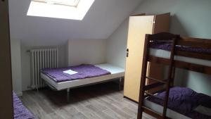מיטה או מיטות קומותיים בחדר ב-Gîte Familial et Rural