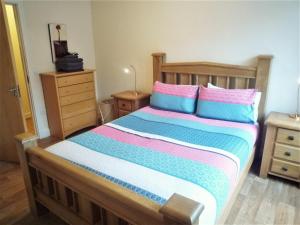 A bed or beds in a room at Halfpenny Bridge Holiday Homes, Market View