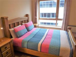 A bed or beds in a room at Halfpenny Bridge Holiday Homes, Market View