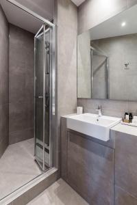 Et badeværelse på Luxury Apartments in Plaka by UPSTREET