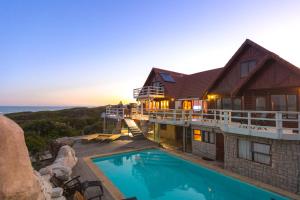 une maison avec une piscine en haut dans l'établissement Surf Lodge South Africa, à Jeffreys Bay