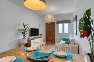 uma sala de jantar e sala de estar com mesa e cadeiras em DELUXE HOME, SEA VIEW AND TERRACE GC52 em Arucas