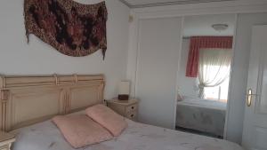 ベニドルムにあるEl Barcoのベッドルーム1室(ピンクの枕2つ付)