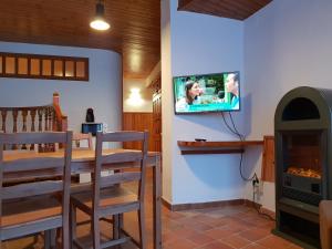 Una televisión o centro de entretenimiento en Apartaments Can Bundanci