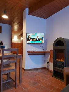 Una televisión o centro de entretenimiento en Apartaments Can Bundanci