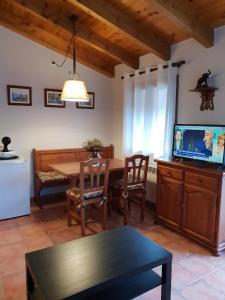 Una televisión o centro de entretenimiento en Apartaments Can Bundanci
