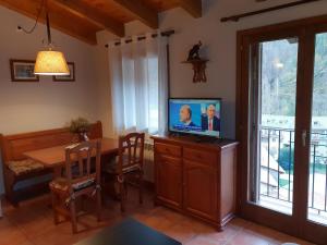 Una televisión o centro de entretenimiento en Apartaments Can Bundanci