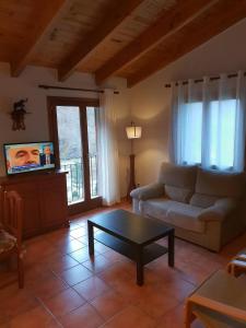 Una televisión o centro de entretenimiento en Apartaments Can Bundanci