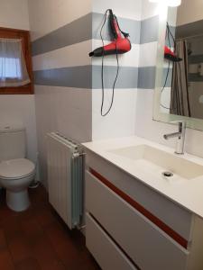 Un baño de Apartaments Can Bundanci