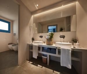a bathroom with two sinks and a mirror at VOI Marsa Siclà Essentia in Sampieri