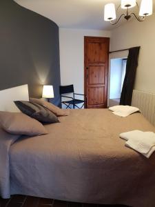 - une chambre avec un grand lit et 2 oreillers dans l'établissement Apartaments Can Bundanci, à Setcases