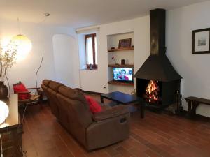 a living room with a couch and a fireplace at Apartaments Can Bundanci in Setcases