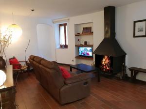 Una televisión o centro de entretenimiento en Apartaments Can Bundanci