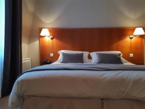 Postel nebo postele na pokoji v ubytování Hôtel & Restaurant Le Relais d'Aumale