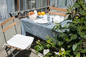 uma mesa com uma toalha de mesa azul e uma taça de fruta em Le Garage em Paris