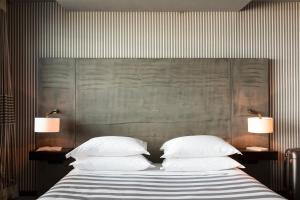 Postel nebo postele na pokoji v ubytování Hotel Square