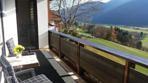 Ein allgemeiner Bergblick oder ein Berglick von des Ferienhauses aus