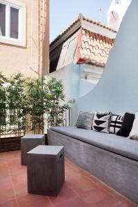 リスボンにあるRenovated Charming Apartment with Terrace in Lapaの屋上パティオ(ソファ、テーブル付)