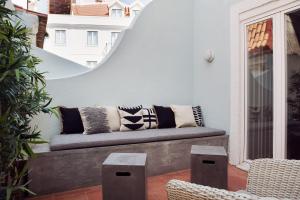 リスボンにあるRenovated Charming Apartment with Terrace in Lapaのソファ、パティオ(枕付)