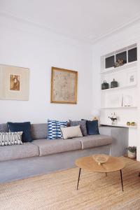 リスボンにあるRenovated Charming Apartment with Terrace in Lapaのリビングルーム(ソファ、コーヒーテーブル付)