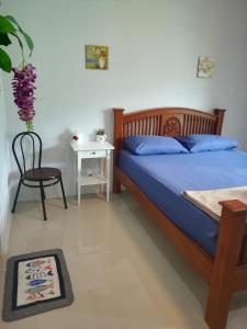 Un pat sau paturi într-o cameră la Mae Pon Hostel