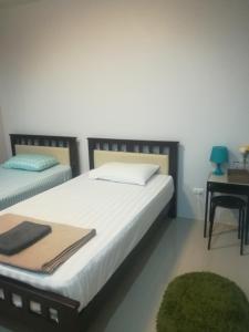 Un pat sau paturi într-o cameră la Mae Pon Hostel +29 fotografii