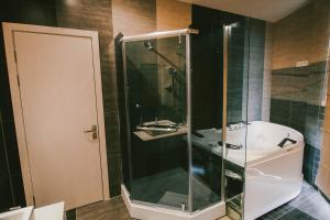 Koupelna v ubytování Savaneti Eco Hotel