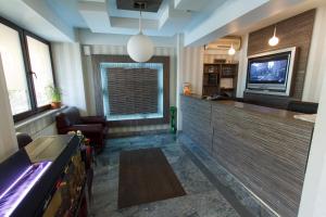 an office lobby with a bar and a tv at Hotel Anna in Târgu Jiu