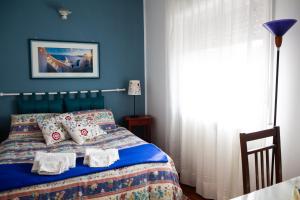 - une chambre bleue avec un lit et une fenêtre dans l'établissement Incantevole E A Due Passi Dal Centro, à Palerme