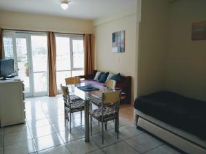 sala de estar con mesa, sillas y sofá en Monoambiente Chiverta, en Punta del Este