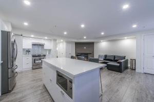 eine Küche und ein Wohnzimmer mit einer weißen Arbeitsplatte in der Unterkunft Private Vacation Guest Suite Near Beach in White Rock