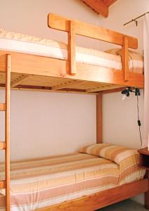 拉斯古塔斯的住宿－Complejo Sierras Blancas，一间卧室配有两张双层床。