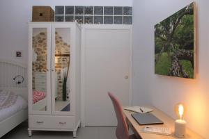 Łóżko lub łóżka w pokoju w obiekcie La Vila Feliz, gemütliche private Duplex-Ferienwohnung im typischen Fischerhaus mit fantastischem Meerblick