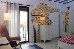 sypialnia z łóżkiem, biurkiem i krzesłem w obiekcie La Vila Feliz, gemütliche private Duplex-Ferienwohnung im typischen Fischerhaus mit fantastischem Meerblick w mieście Villajoyosa
