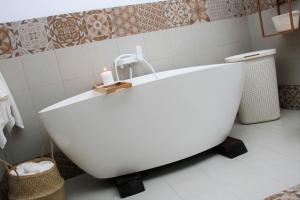 Łazienka w obiekcie La Vila Feliz, gemütliche private Duplex-Ferienwohnung im typischen Fischerhaus mit fantastischem Meerblick