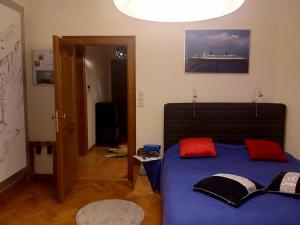 a bedroom with a blue bed with red pillows at La Pastorale Brussels Expo in Wemmel +15 photos