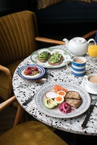 una mesa con tres platos de comida para el desayuno en ella en The Rose, en Deal