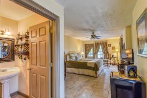 ein Schlafzimmer mit einem Bett und einem Waschbecken in einem Zimmer in der Unterkunft St George Inn - Saint Augustine in St. Augustine