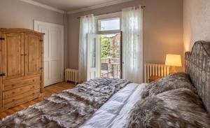 a bedroom with a bed and a window at Gite du Quartier des Arts in Quebec City
